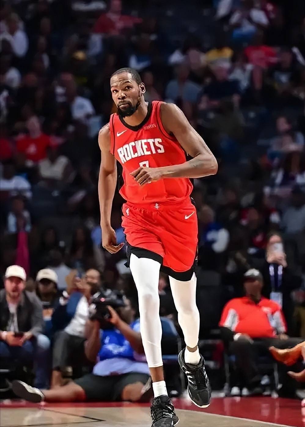 铃木一朗在 2012 年转会洋基，其身披洋基球衣在西雅图登场时全场致敬