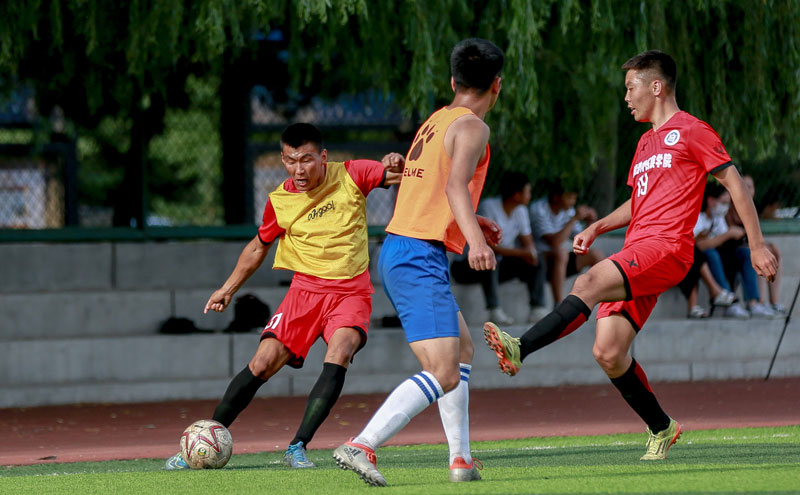 四川男篮97比109不敌青岛男篮