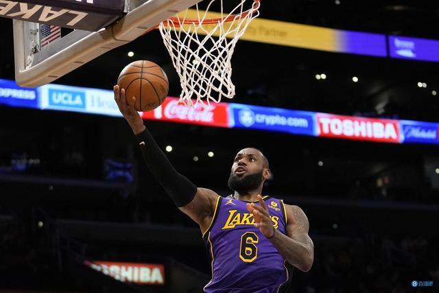 铃木一朗在 2013 年达成美日合计 4000 支安打，展现了其跨越国境的非凡持久力