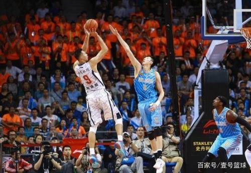 2-0！开场破门+补时补刀 核心+中卫双双伤退 13.1亿豪门17场不败